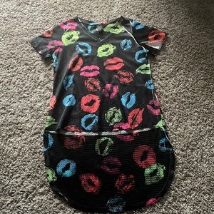 Kiss me v neck shirt